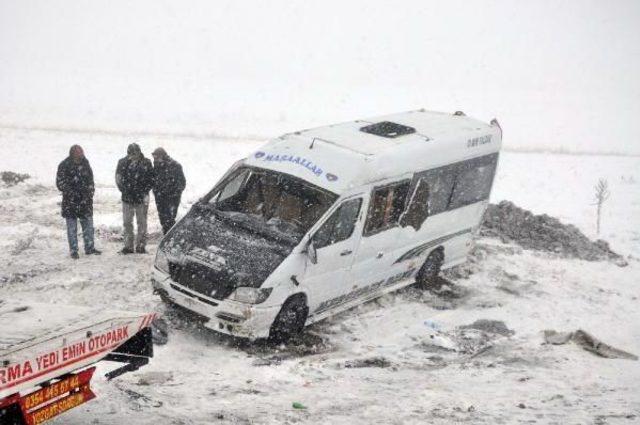 Sorgun'da Öğretmen Servisi Şarampole Devrildi: 12 Yaralı