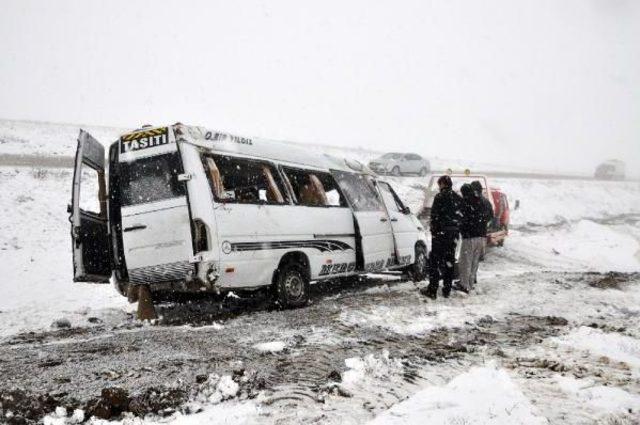 Sorgun'da Öğretmen Servisi Şarampole Devrildi: 12 Yaralı