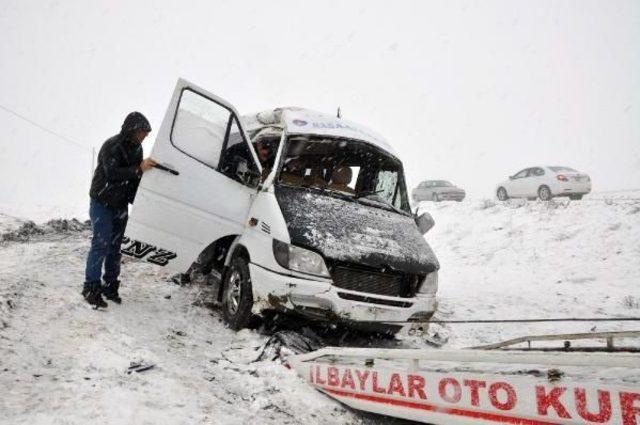 Sorgun'da Öğretmen Servisi Şarampole Devrildi: 12 Yaralı