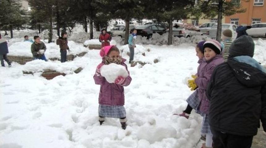 &Ouml;ğrencilerin Kartopu Sevinci