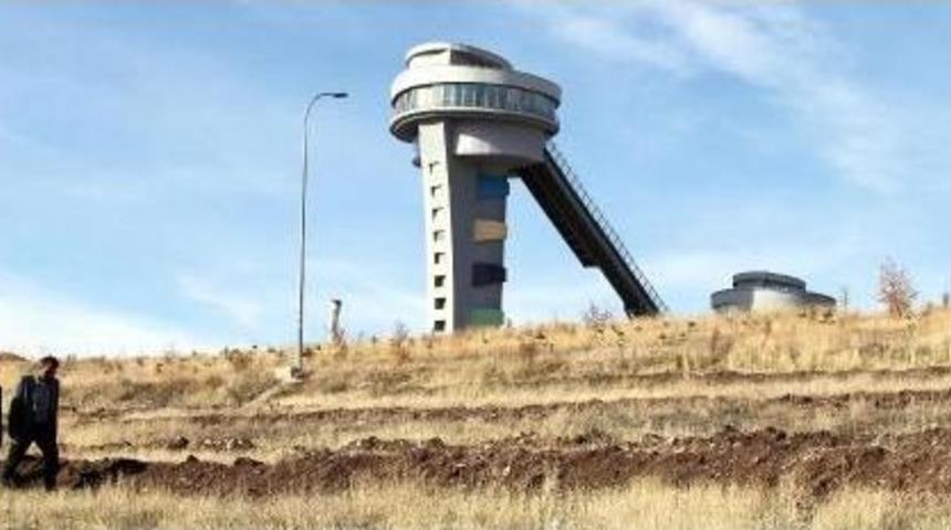 G&Ouml;&Ccedil;EN KAYAKLA ATLAMA KULELERİNİN ARKASINA 9 BİN FİDAN DİKİLDİ