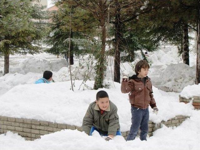 Öğrencilerin Kartopu Sevinci