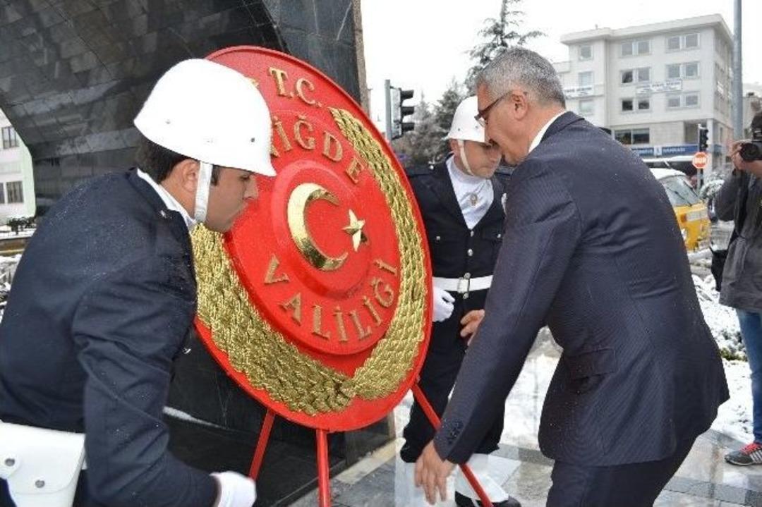 İl Genel Meclisi Atat&uuml;rk Anıtına &Ccedil;elenk Bıraktı