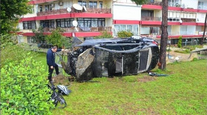 Taklalar Atıp, Bah&ccedil;e Duvarını Yıkan Otomobilden Sağ &Ccedil;ıktı