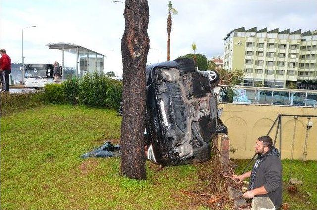 Taklalar Atıp, Bahçe Duvarını Yıkan Otomobilden Sağ Çıktı