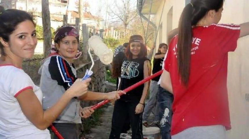 &Uuml;NİVERSİTELİLER, K&Ouml;Y OKULUNU BOYADI