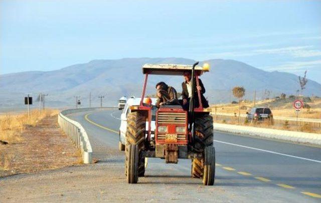 KAYBOLAN K&Ouml;PEĞİNİ, ZİNCİRLE TRAKT&Ouml;R&Uuml;N ARKASINA BAĞLAYIP G&Ouml;T&Uuml;RD&Uuml; 2