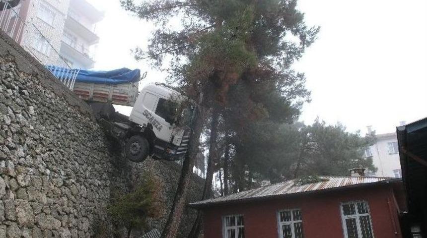 Freni Boşalan Tır Faciaya Neden Oluyordu
