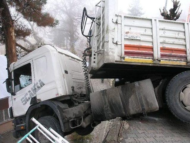 Freni Boşalan Tır Faciaya Neden Oluyordu