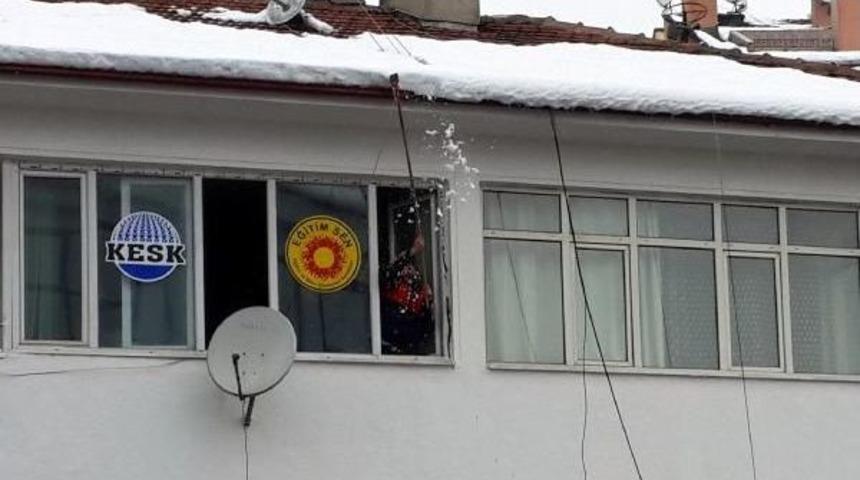 İtfaiyeciler &Ccedil;atılardan Sarkan Karları Temizledi