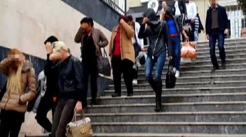 MARİNADA DEMİRLİ TEKNEYE  FUHUŞ BASKINI
