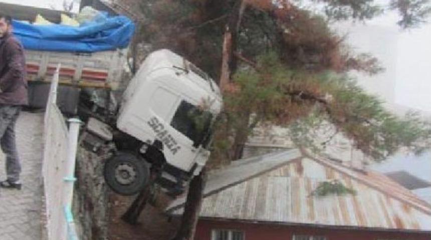 Ermenek'te Facianın Eşiğinden D&ouml;n&uuml;ld&uuml;: Tır, Okulun &Uuml;st&uuml;ne U&ccedil;acaktı