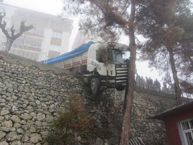 Ermenek te Facianın Eşiğinden D&ouml;n&uuml;ld&uuml;: Tır, Okulun &Uuml;st&uuml;ne U&ccedil;acaktı 1