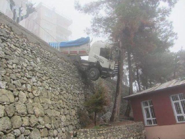 Ermenek te Facianın Eşiğinden D&ouml;n&uuml;ld&uuml;: Tır, Okulun &Uuml;st&uuml;ne U&ccedil;acaktı 2