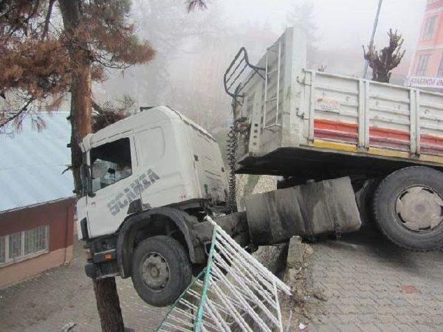 Ermenek te Facianın Eşiğinden D&ouml;n&uuml;ld&uuml;: Tır, Okulun &Uuml;st&uuml;ne U&ccedil;acaktı 3