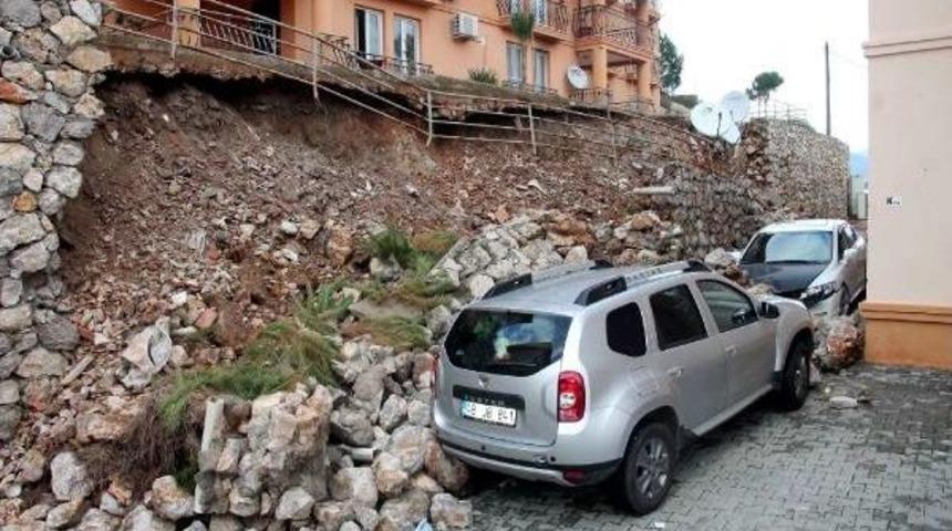 İstinat Duvarı 2 Aracın &Uuml;zerine &Ccedil;&ouml;kt&uuml;