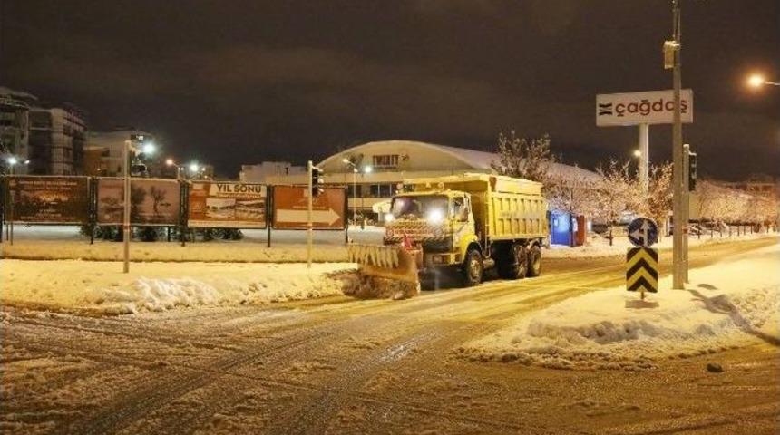 Büyükşehir Belediyesi Karla Mücadeleye Devam Ediyor
