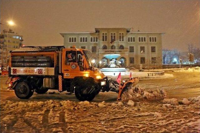 Büyükşehir Belediyesi Karla Mücadeleye Devam Ediyor