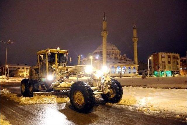 Büyükşehir Belediyesi Karla Mücadeleye Devam Ediyor