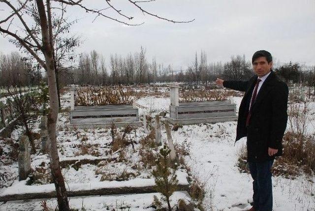 Belediyenin Borcu Nedeni İle Mezarlıklara Haciz Konuldu