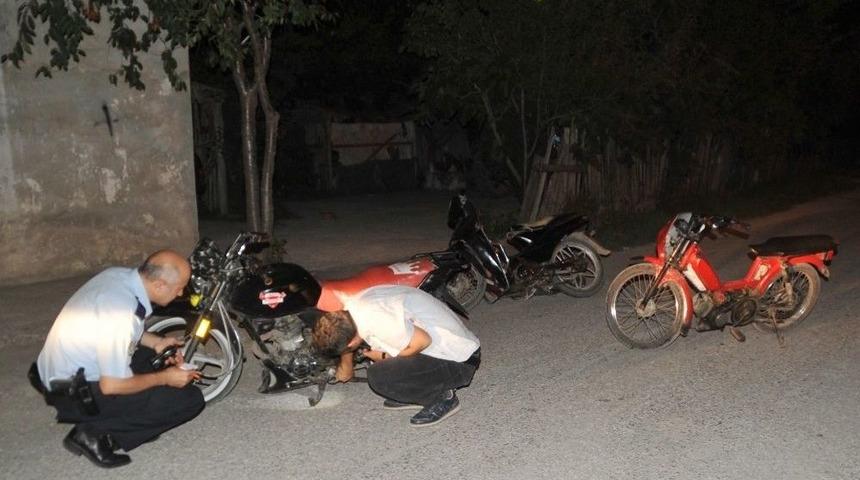 Polisi G&ouml;r&uuml;nce Motosikletleri Bırakıp Ka&ccedil;tılar
