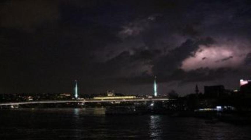 İstanbul'da Art Arda &Ccedil;akan Şimşekler G&ouml;ky&uuml;z&uuml;n&uuml; Aydınlattı