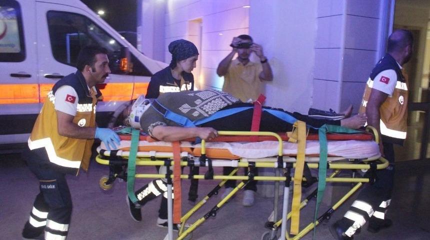 Otoyolda Geri Geri Gelirken Tır &Ccedil;arptı: 1 &Ouml;l&uuml;, 4 Yaralı