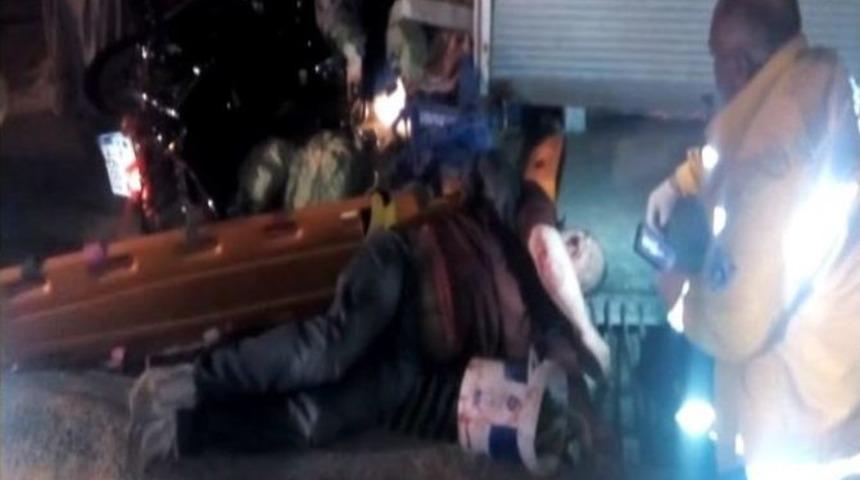 (&ouml;zel Haber) Sağlık G&ouml;revlisi Kazazedeye M&uuml;dahale Yerine Videosunu &Ccedil;ekti