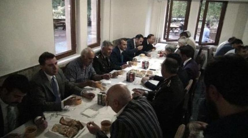 Vali, Cemevinde Iftar Verdi