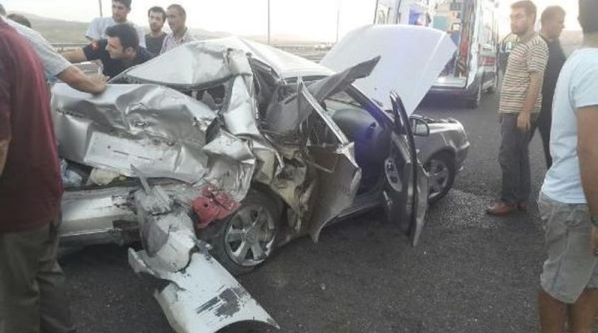 Otomobil Ile Tır Çarpıştı: 1 Ölü, 4 Yaralı