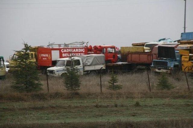 Yozgat’ta Kapatılan Belediyelerin Kullanılmayan Araçları Hurdalığa Çekildi