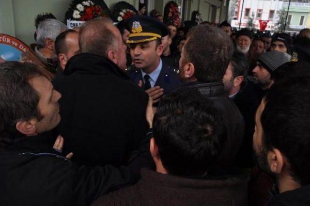 Cenazede ‘Şehitlik’ Gerginliği 1