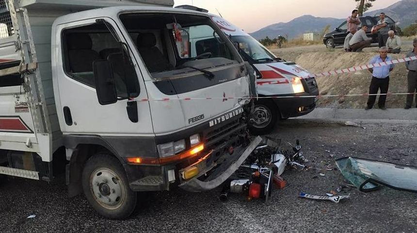 Kamyonet İki Motosiklete &Ccedil;arptı: 2 &Ouml;l&uuml;