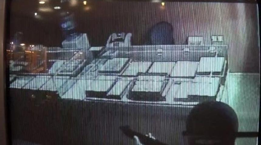 Pompalı Soyguncuları Paspas Ve Tabancayla Ka&ccedil;ırdılar