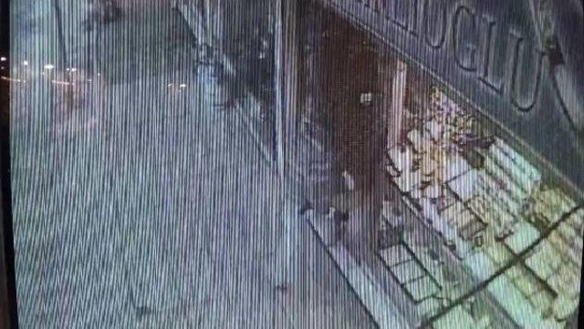 Pompalı Soyguncuları Paspas Ve Tabancayla Ka&ccedil;ırdılar 2