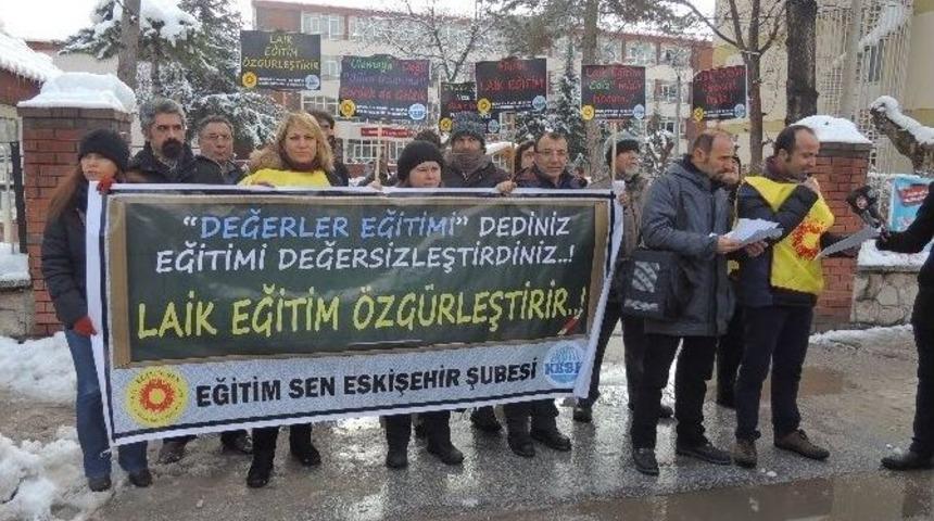 Eğitim Sen Eskişehir Şubesi&rsquo;nden Okul &Ouml;n&uuml;nde Eğitim Eleştirisi