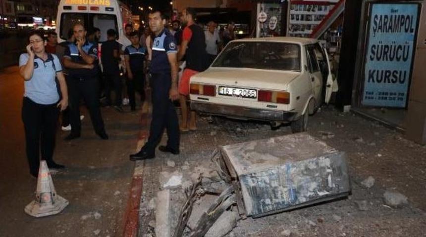 Kontrolden &Ccedil;ıkan Otomobil D&uuml;kkana Girdi