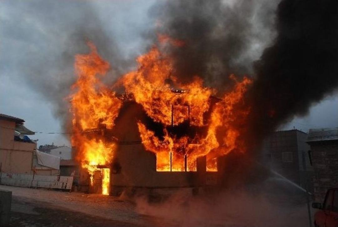 Tokat&rsquo;ta İki Katlı Ahşap Ev Alevlere Teslim Oldu