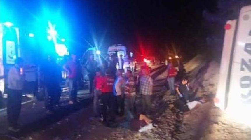 Yolcu Minib&uuml;s&uuml; Şarampole Devrildi: 7 Yaralı