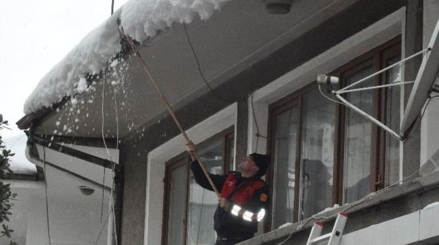 İtfaiyeciler Çatılarda Kar Temizliği Yaptı