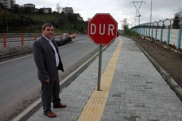 Görme Engellilerin Yoluna Dikilen “dur” Tabelası Herkesi Şaşırttı