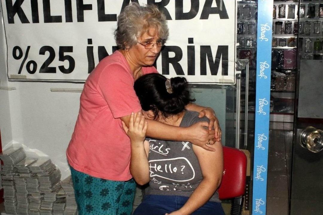 Kontrolden &Ccedil;ıkan Otomobil Telefon D&uuml;kkanına Girdi