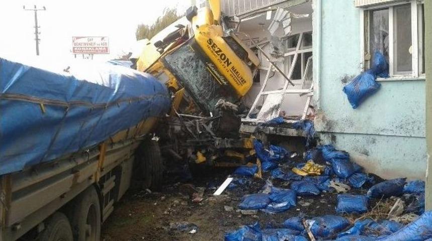 K&ouml;m&uuml;r Y&uuml;kl&uuml; Tır Evin İ&ccedil;ine Daldı