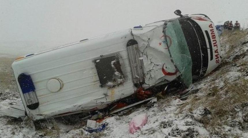 Sivas&rsquo;ta Ambulans Devrildi: 5 Yaralı