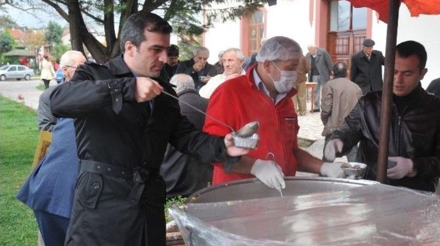 Başkan Elleriyle Aşure İkramında Bulundu