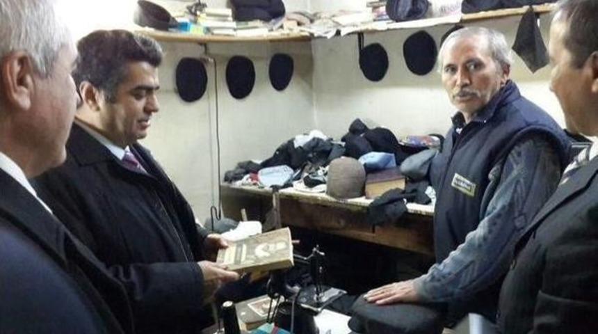 Şapka Satan Esnafın D&uuml;kkanında Valinin Dikkatini &Ccedil;eken Kitap