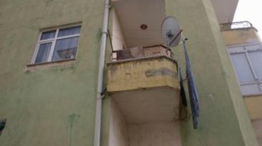 Sivas&rsquo;ta Balkondan D&uuml;şen Şahıs Ağır Yaralandı