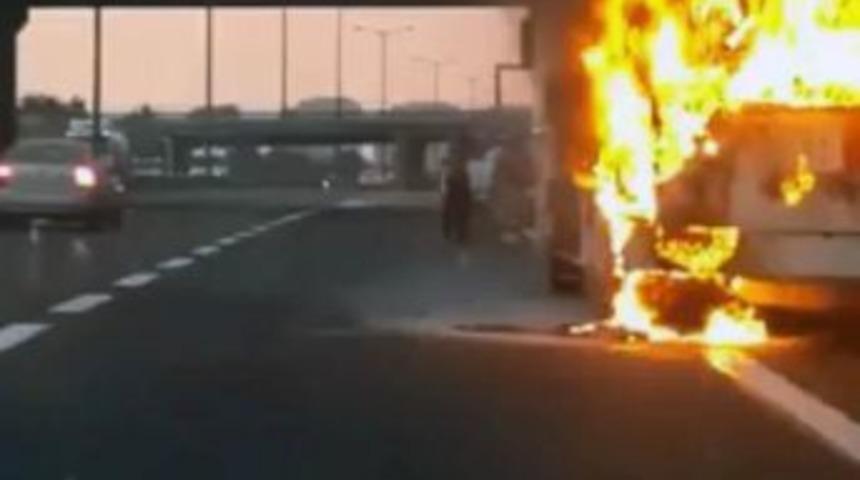 Tem'de Yolcu Otob&uuml;s&uuml; Alev Alev Yandı