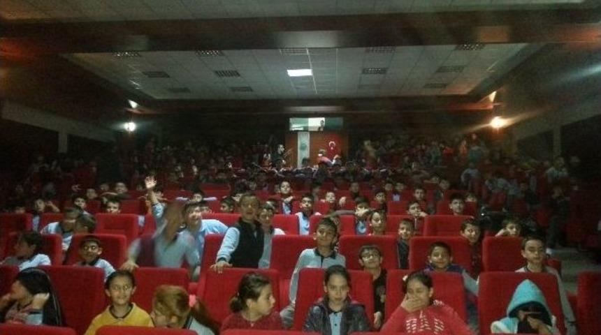 G&ouml;sterilen Tiyatro İzleyicilerden Beğeni Aldı