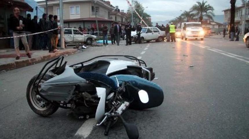 İki Otomobil Arasında Sıkışan Motosiklet S&uuml;r&uuml;c&uuml;s&uuml; &Ouml;ld&uuml;